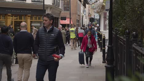 Ziehen-Sie-Den-Fokus-Auf-Eine-Aufnahme-Von-Geschäften-Und-Restaurants-Mit-Menschen-In-Einer-Reihe-In-Mayfair,-London,-Großbritannien-1