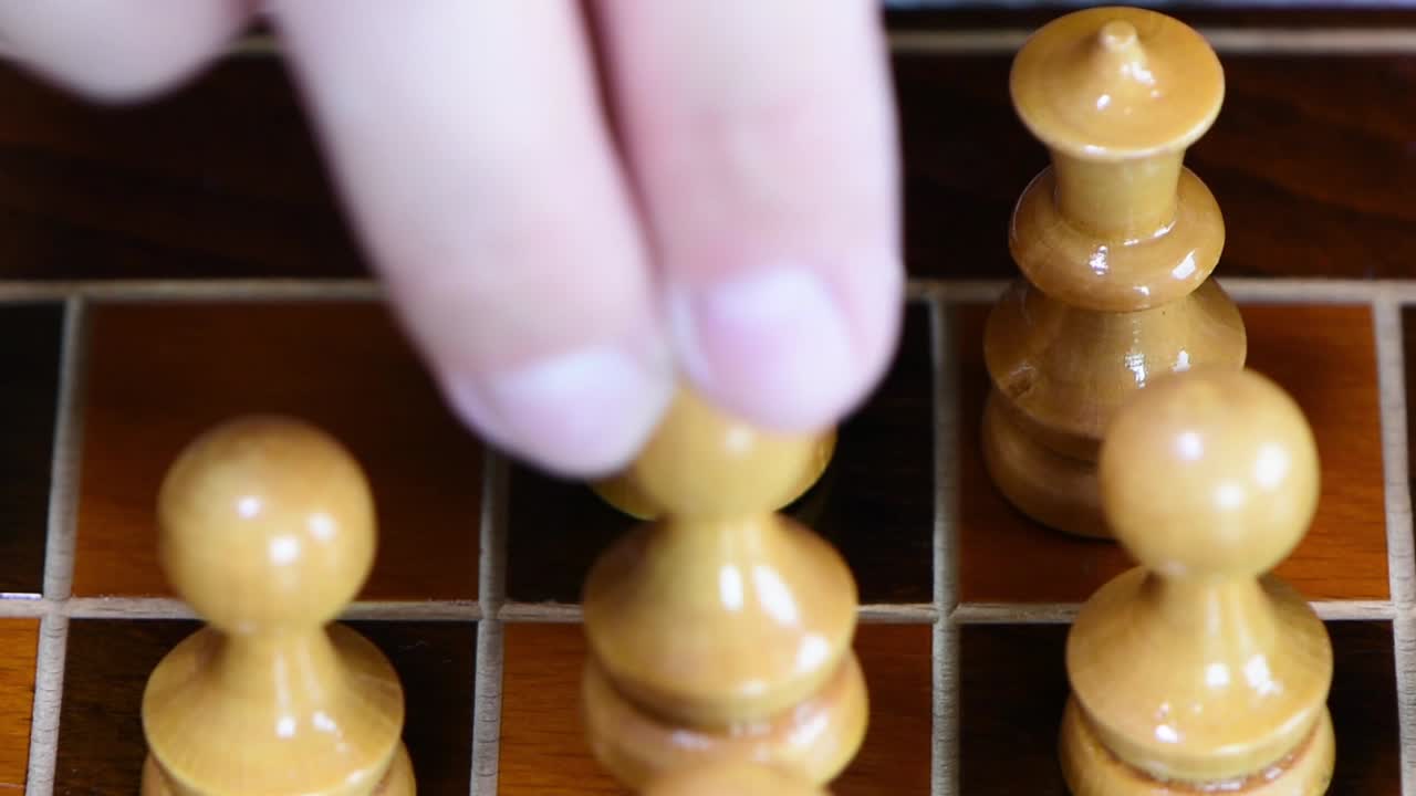 белый слон перемещается перед белым королем