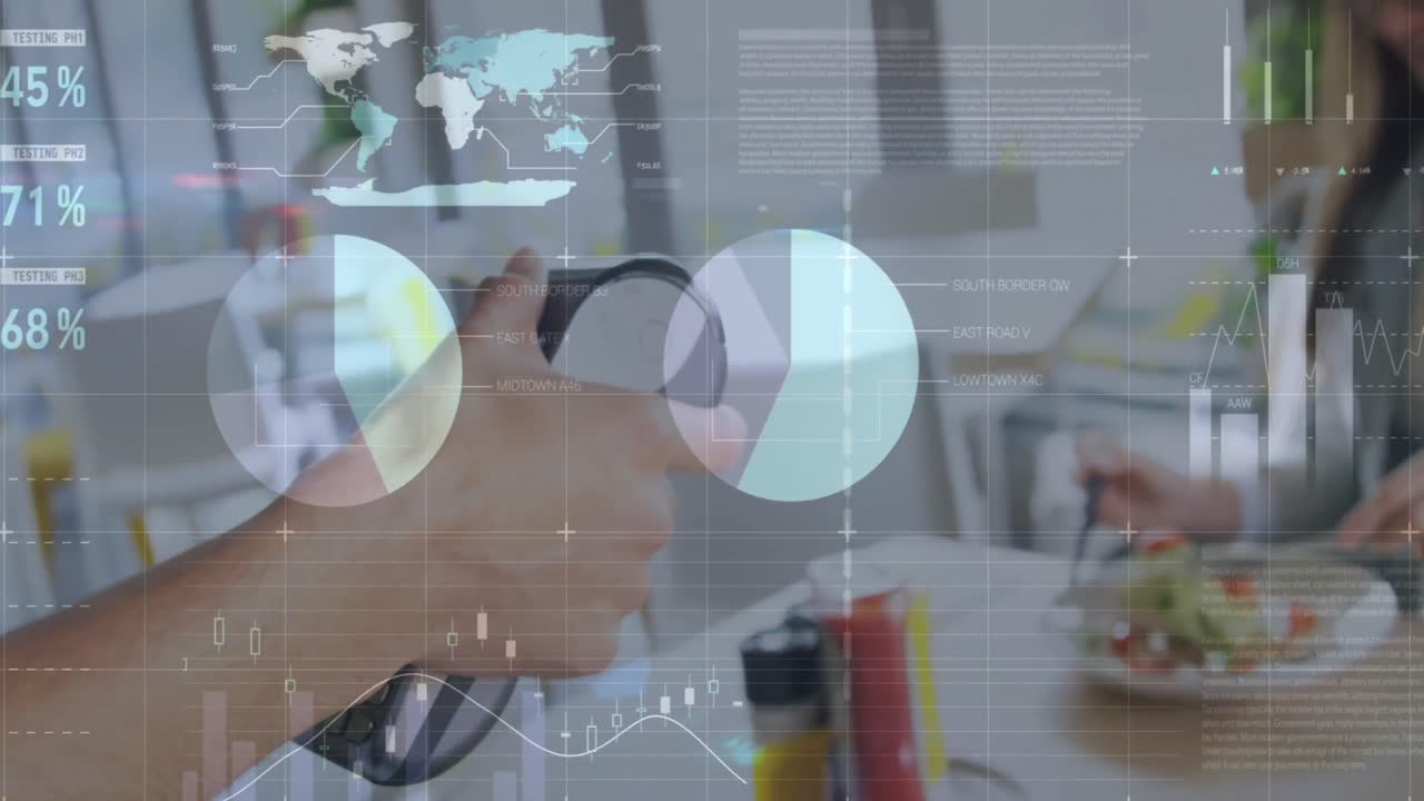 animación de datos financieros y gráficos sobre las manos de una mujer caucásica usando una terminal de pago