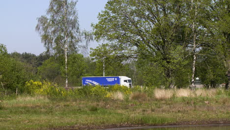 el tráfico en una carretera muy transitada junto a una reserva natural es un marcado contraste