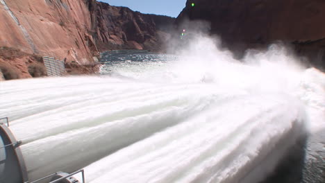 Notwasservorräte-Werden-Vom-Glen-Canyon-Damm-3-.-Freigegeben