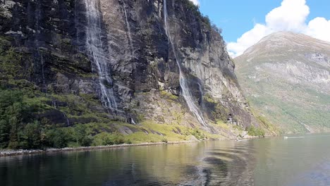 Sieben-Schwesterwasserfälle-Im-Geiranger-Fjord