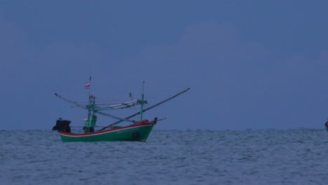 Fischerboote-In-Thailand-Warten-Mitten-Auf-Dem-Ozean-Darauf,-Dass-Es-Dunkel-Wird,-Damit-Sie-Ihre-Grünen-Lichter-Einschalten-Und-Anfangen-Können,-Garnelen-Zu-Fischen-Und-Zu-Schleppen