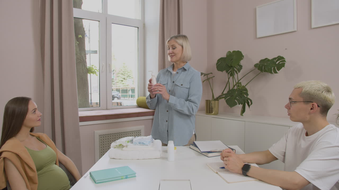 преподаватель демонстрирует товары для ребенка на уроке