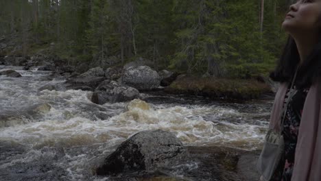 Chica-Junto-A-Un-Río-Que-Fluye.-Camara-Lenta