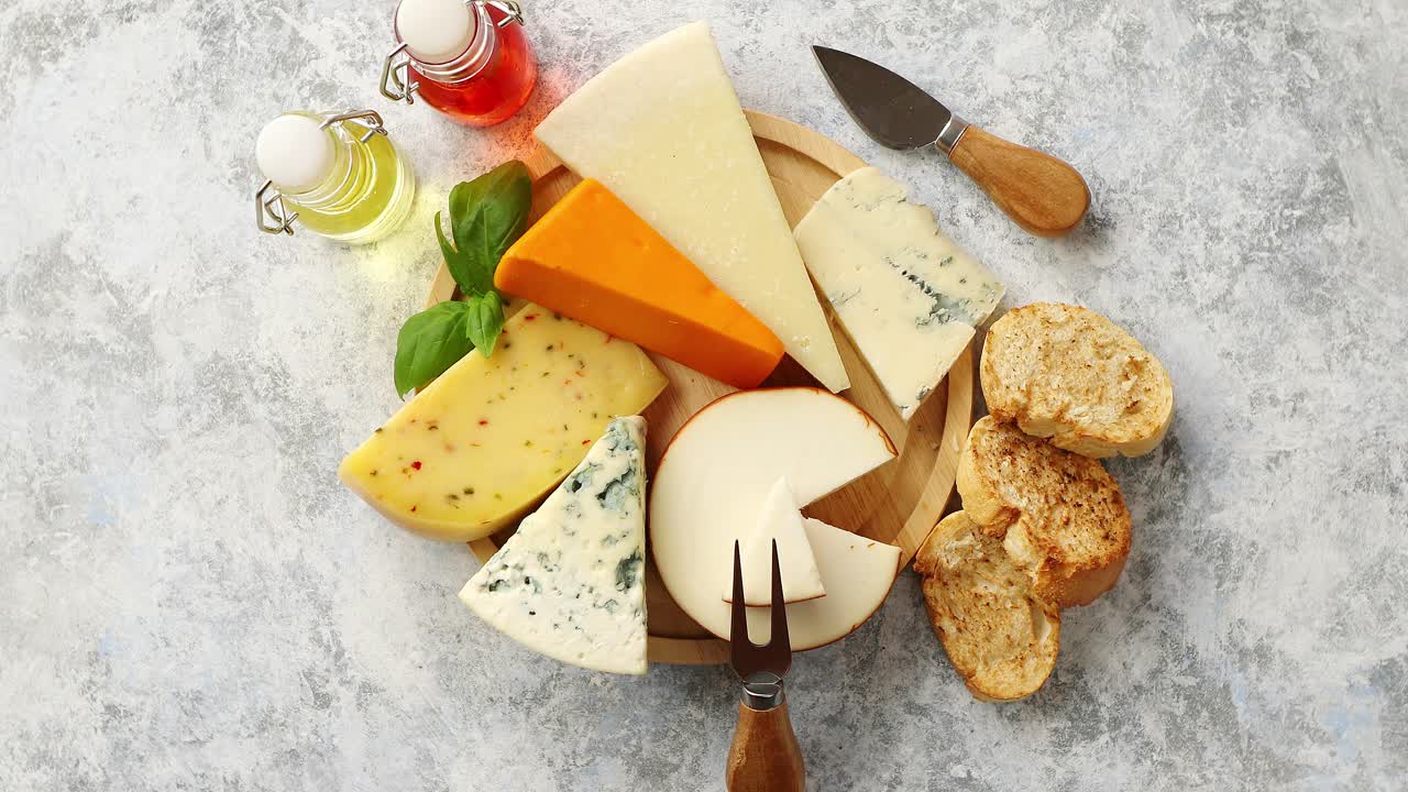 소박한 나무 보드에 제공되는 다양한 종류의 치즈