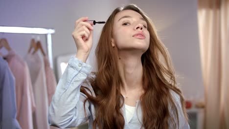 Natural-woman-applying-makeup.-Morning-beauty-look.-Beauty-girl-applying-mascara