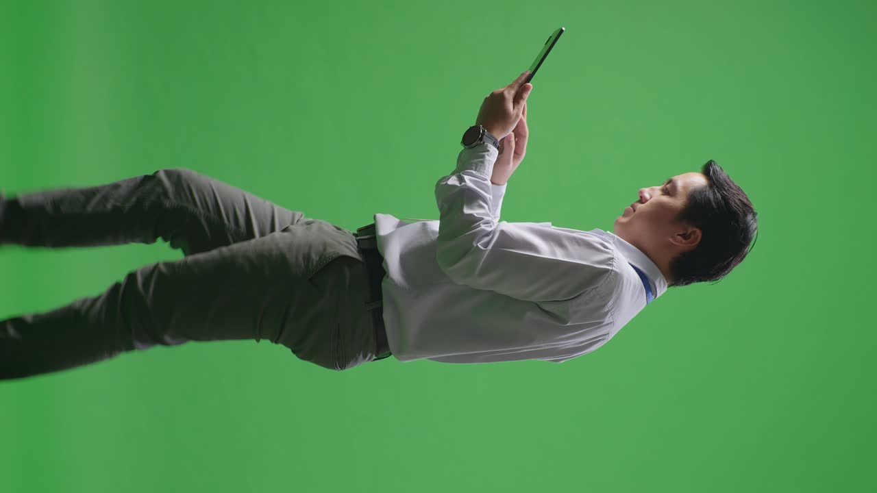 녹색 화면에서 태블릿을 사용하는 사업가