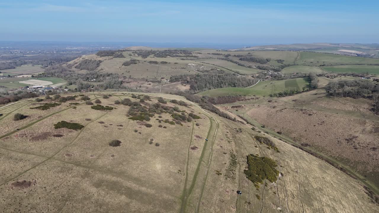 Devils Dyke yürüyüş parkuru, South Downs, Sussex, berrak mavi gökyüzü, Birleşik Krallık drone, havadan çekim