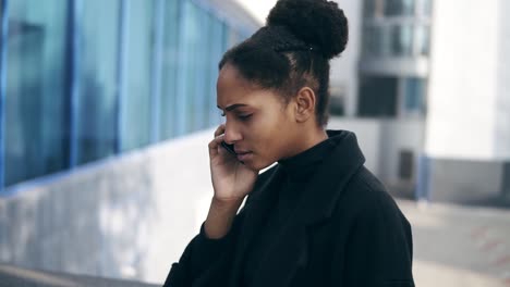 Nahaufnahme-Des-Porträts-Einer-Schwarzen-Frau,-Die-Mit-Dem-Handy-Spricht-Und-Geschäftliche-Probleme-Aus-Der-Ferne-Löst