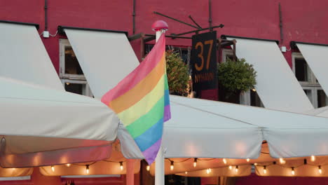 Bandera-Del-Arco-Iris---Bandera-Lgbt-En-El-Poste-Que-Sopla-En-El-Viento