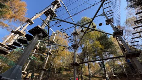 gente valiente divirtiéndose en la estructura de madera del parque de aventuras