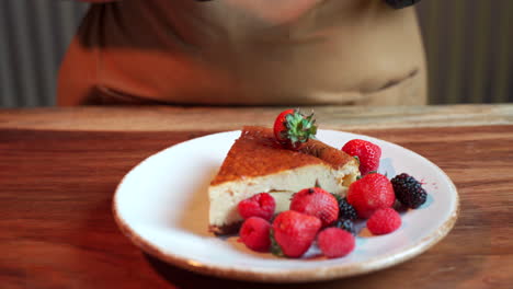 Chef-Trow-Beeren-Auf-Top-Käsekuchen