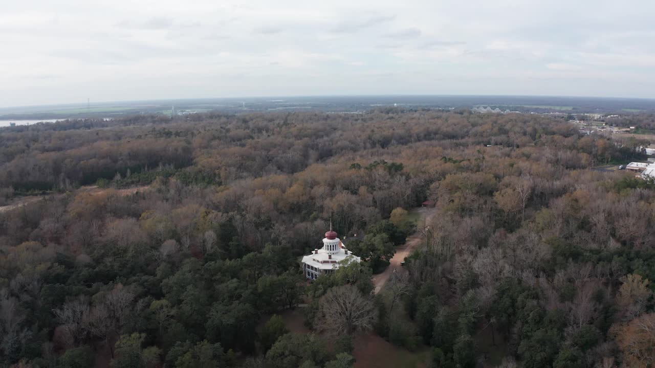 toma aérea amplia de retroceso de la histórica mansión octogonal anterior a la guerra longwood en natchez, mississippi