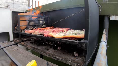 Lapso-De-Tiempo-De-Un-Hombre-Haciendo-Un-Asado-Con-Carbones-En-Un-Día-Soleado-En-Una-Barbacoa-Negra