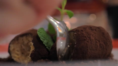 comiendo un postre en un restaurante