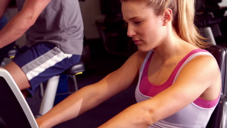 Personas-En-Forma-Haciendo-Ejercicio-Con-Bicicleta-Estática