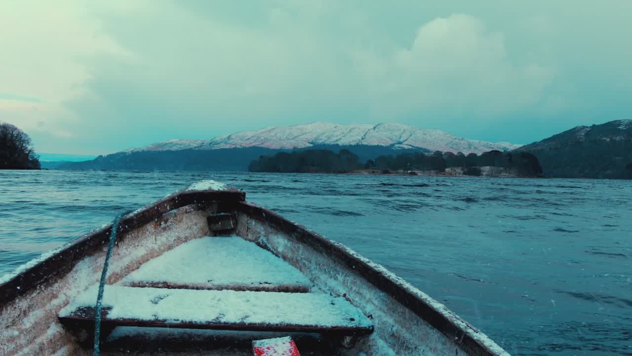 폭풍우 치는 호수 겨울에 보트의 활