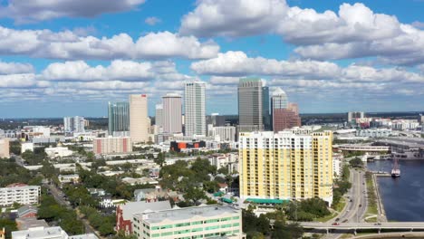 Ciudad-De-La-Bahía-De-Tampa-En-Florida-Con-Edificios-En-Un-Día-Soleado-De-Verano,-Antena