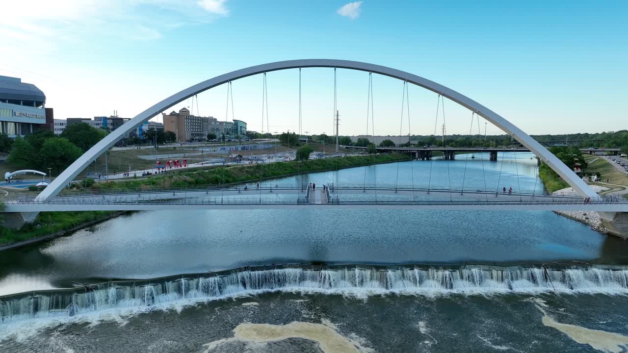 데스 모인 강을 가로지르는 보행자 다리