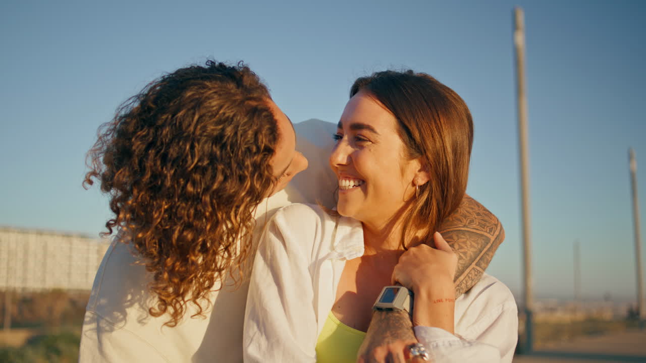 야외에서 키스하는 커플