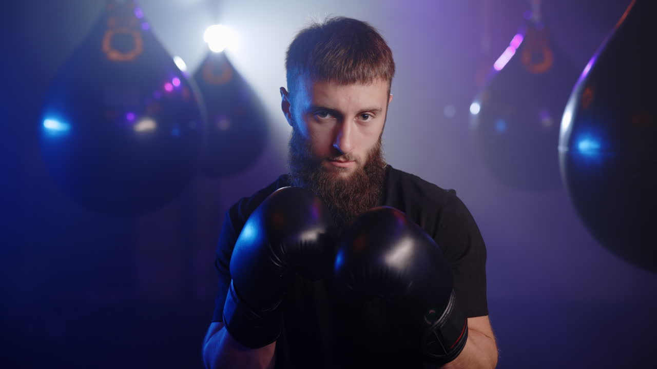 hombre con guantes de boxeo
