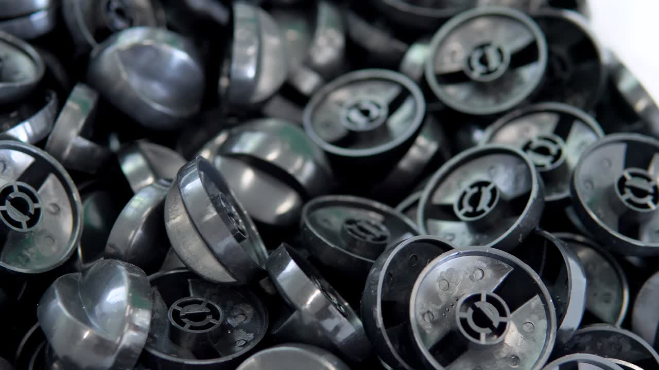 공장에서 많은 수의 작은 색 플라스틱 부품