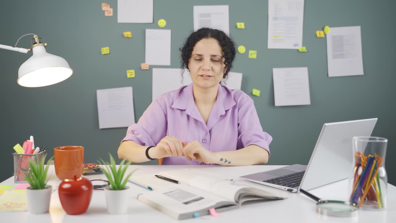 una estudiante enojada y nerviosa.