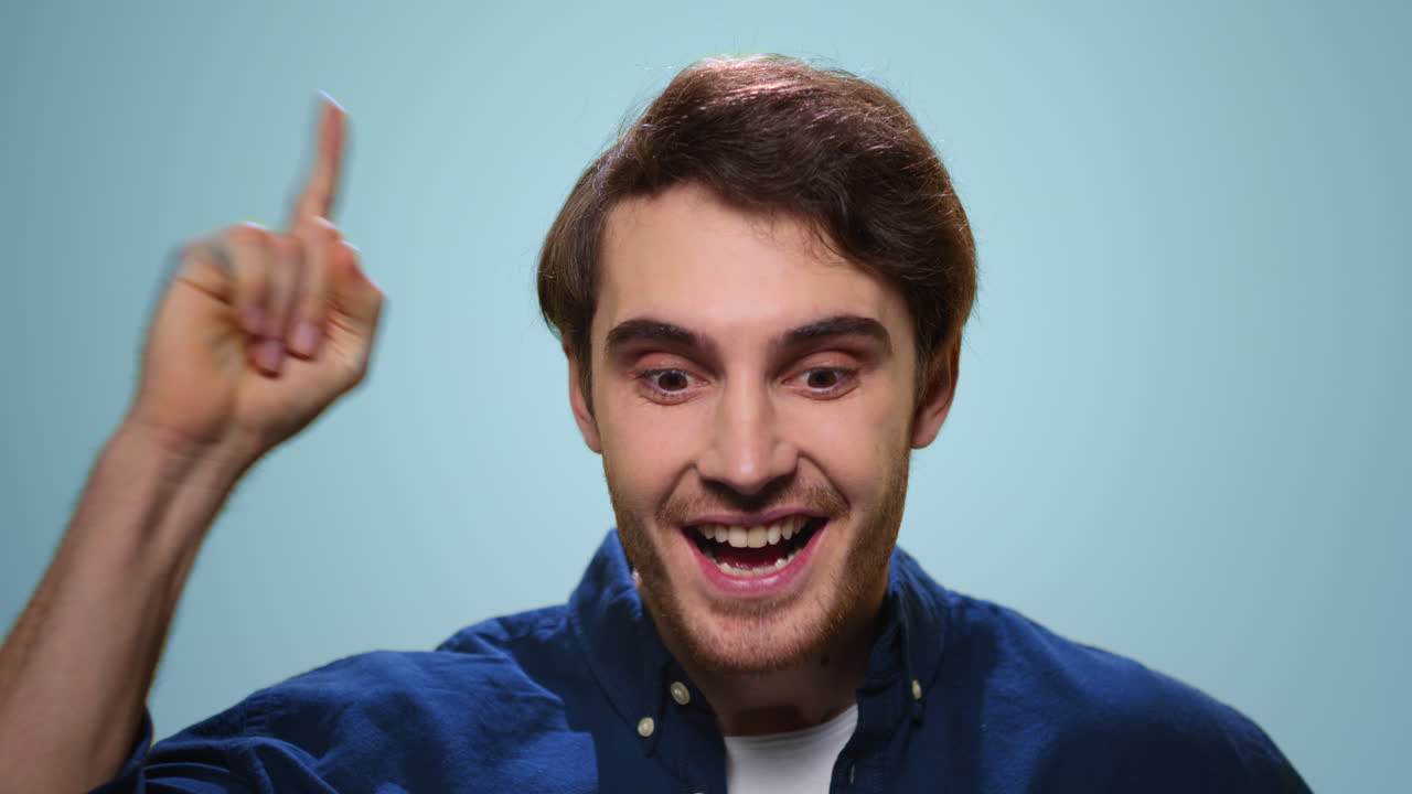 스튜디오에서 생각하는 사려 깊은 남자. 파란색 배경에서 생각하는 사려 깊은 남자