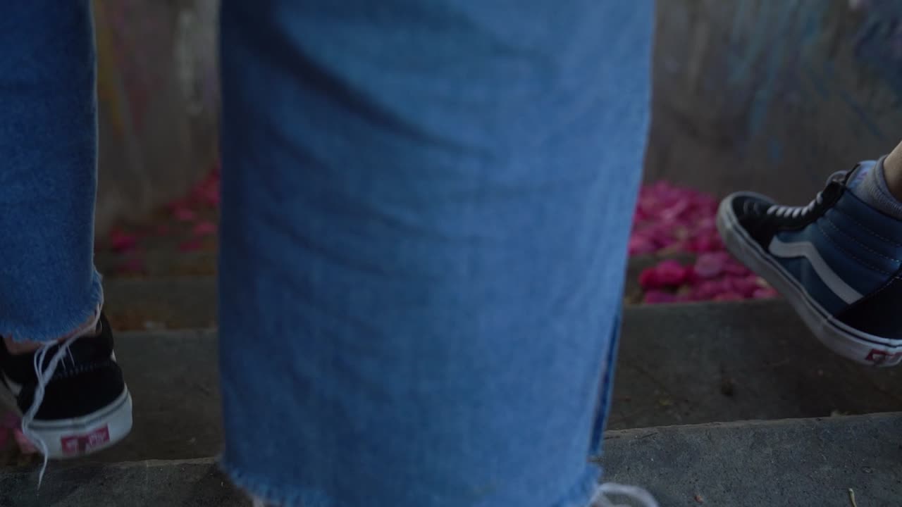 도시의 도시 계단을 내려가는 슬로우 모션 십대