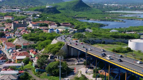 Orbita-Alrededor-Del-Puente-De-La-Reina-Juliana,-Willemstad-Curacao-Mientras-Los-Autos-Cruzan-La-Carretera