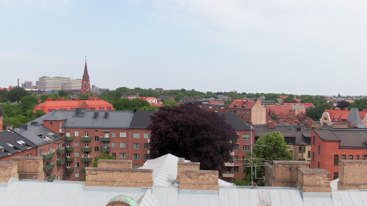 fotografía ascendente de un hermoso edificio de apartamentos en lund, suecia