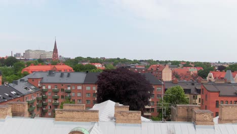 Toma-Ascendente-Del-Hermoso-Y-Antiguo-Edificio-De-Apartamentos-En-Lund,-Suecia