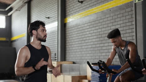 fitness instructor guiding spinning class