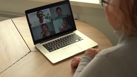 videollamada. señora mayor de buen aspecto. estoy haciendo una videollamada en el portátil.