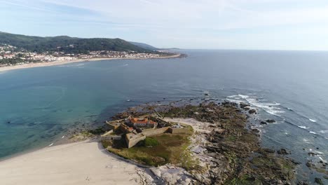 ruinas de un castillo medieval junto al mar