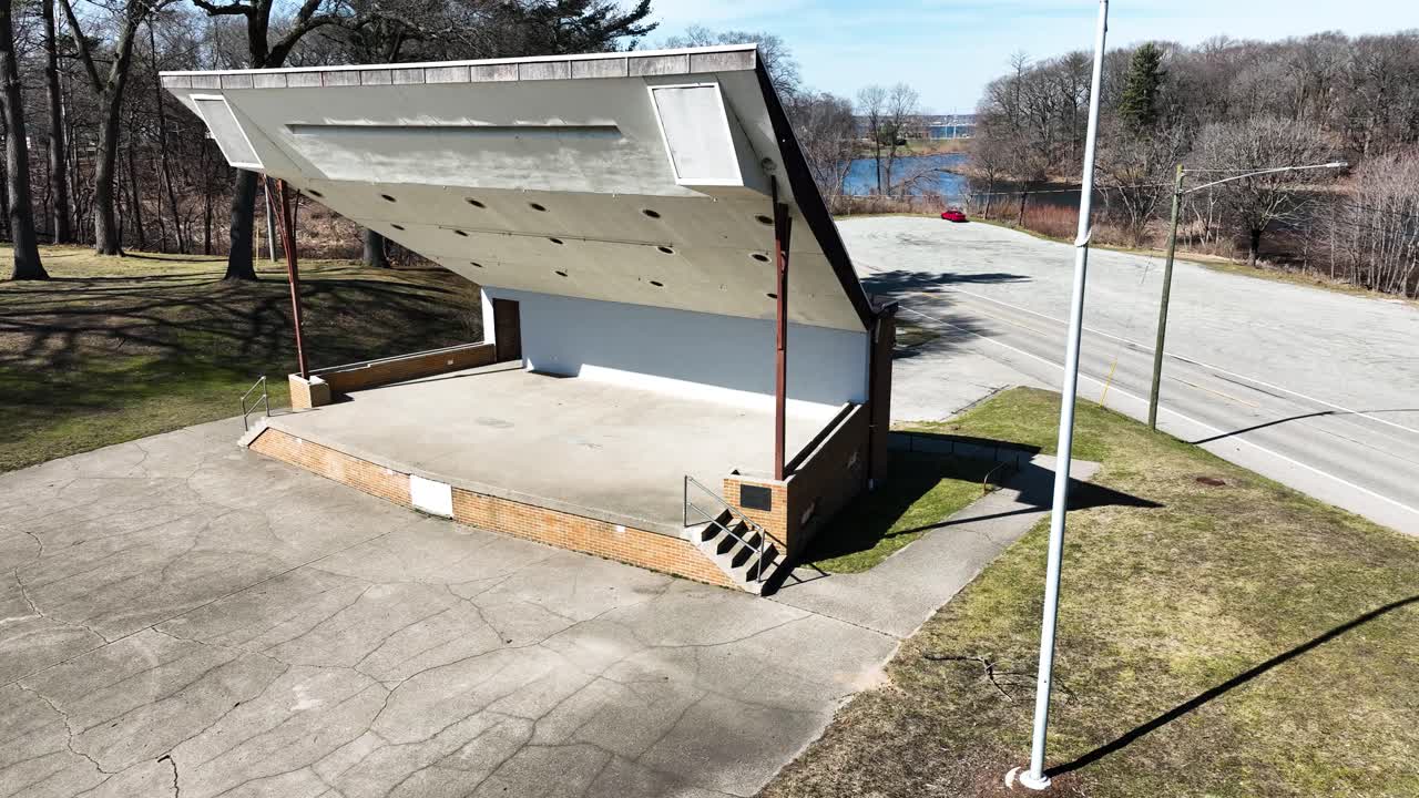 코너 앞을 둘러싼 높은 각도 안테나