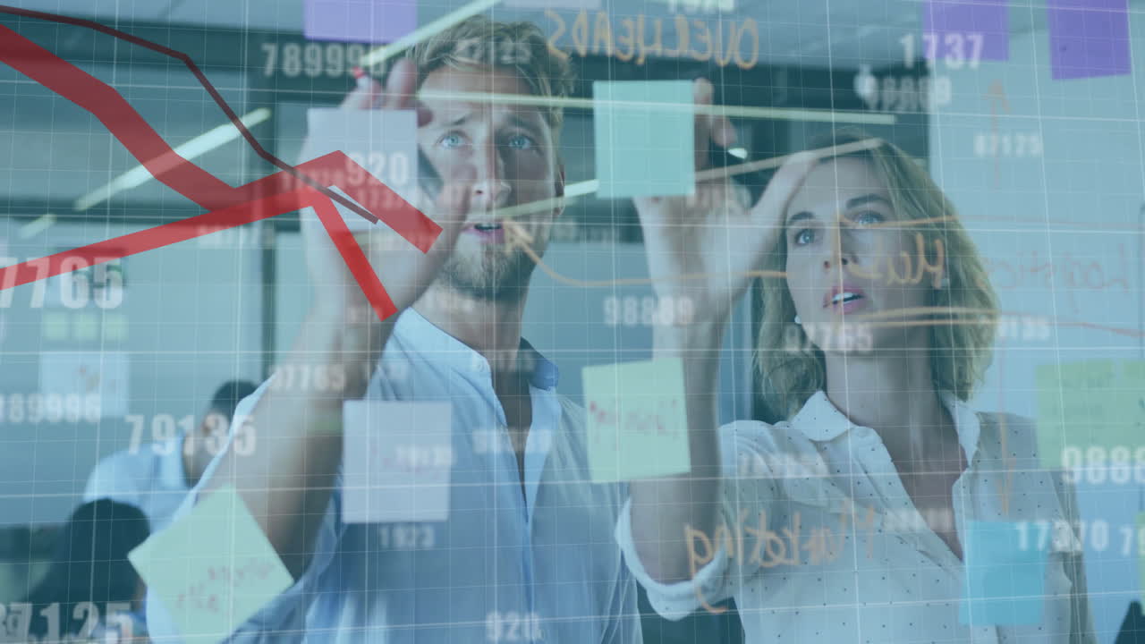 анимация красных линий и обработка данных над различными деловыми людьми в офисе