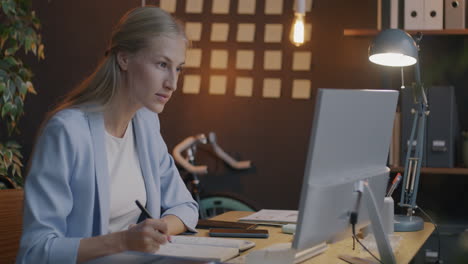 mujer trabajando en su escritorio