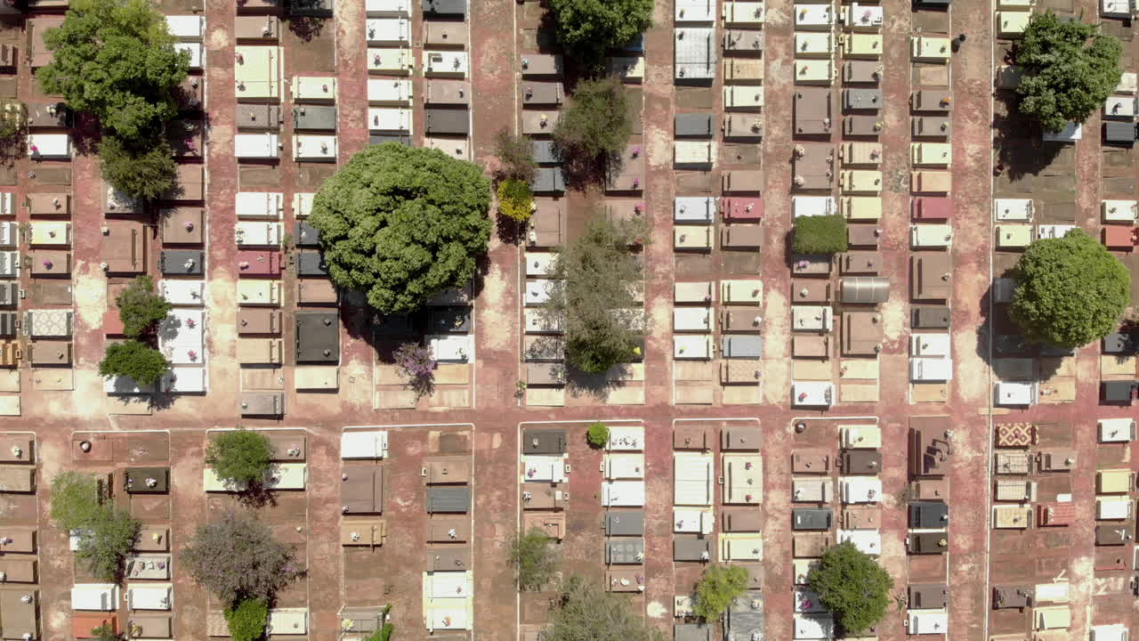vuelo aéreo panorámico directamente sobre el cementerio densamente poblado