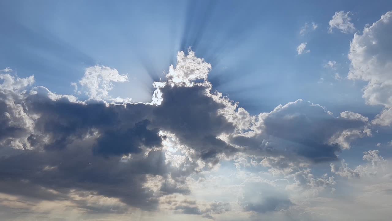 Cielo azzurro con nuvole retroilluminate da un'intensa luce solare estiva