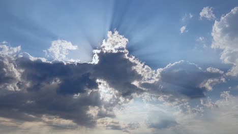 Cielo-Azul-Con-Luz-Solar-Brillante-A-Contraluz-De-Cloudscape-Durante-El-Verano
