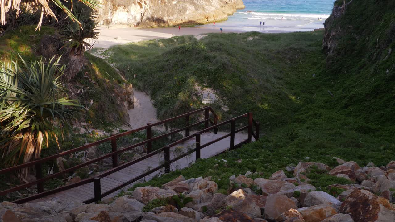 point lookout - north stradbroke island, qld, australia의 곶에서 north gorge walk에서 바다와 남쪽 협곡 해변으로 가는 나무 산책로