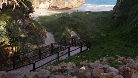 pasarela de madera hacia el mar y la playa de south gorge en point lookout - north gorge walk en headland en north stradbroke island, queensland, australia