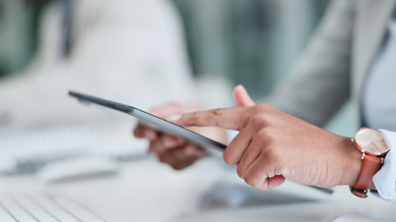 Persona de negocios, manos y tableta en la oficina