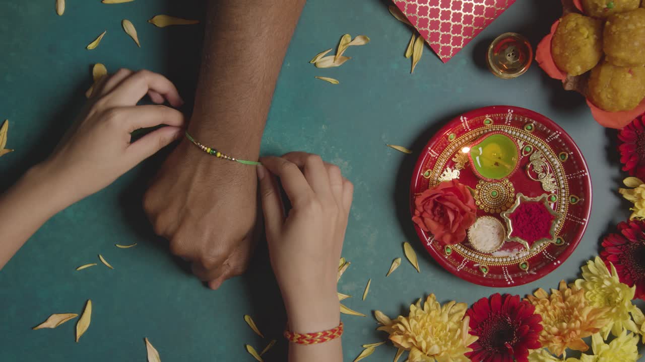 여동생은 형제에게 라키를 고, 위에서 아래로 실시간으로