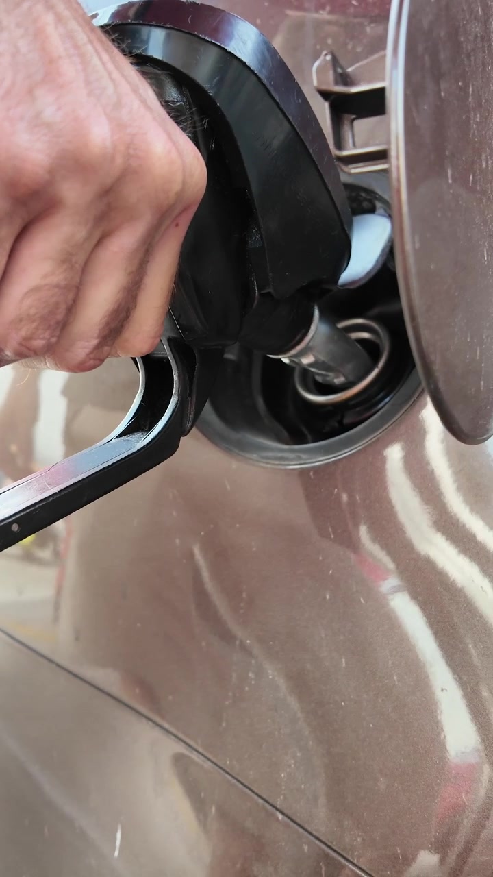Mengisi Bahan Bakar Mobil di SPBU dengan Nosel Bahan Bakar