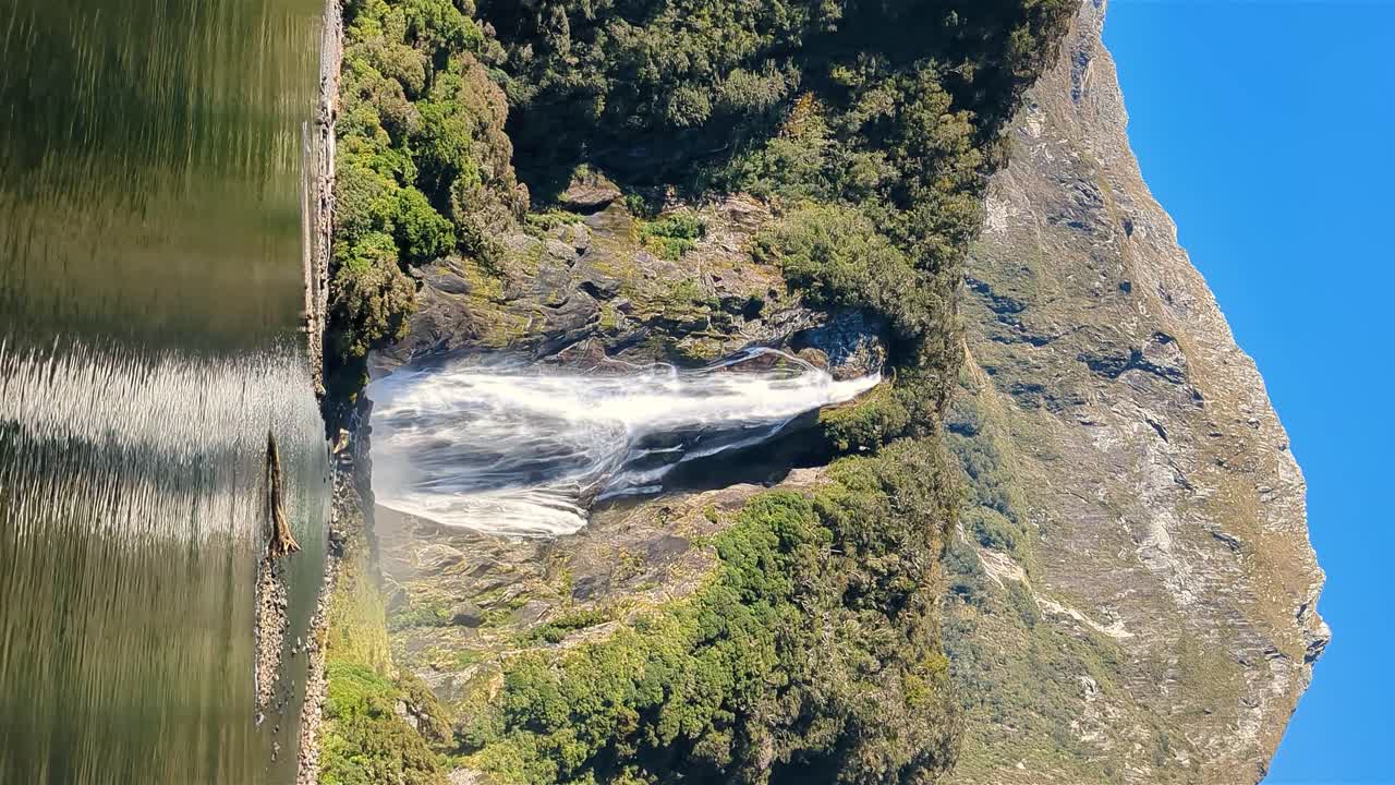 crucero por las majestuosas cataratas de lady bowen, milford sound, nueva zelanda, disparo vertical