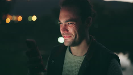 noche, divertido y hombre con un teléfono inteligente
