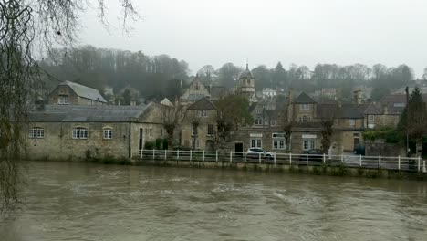 an english old country village next to the river-upon-avon
